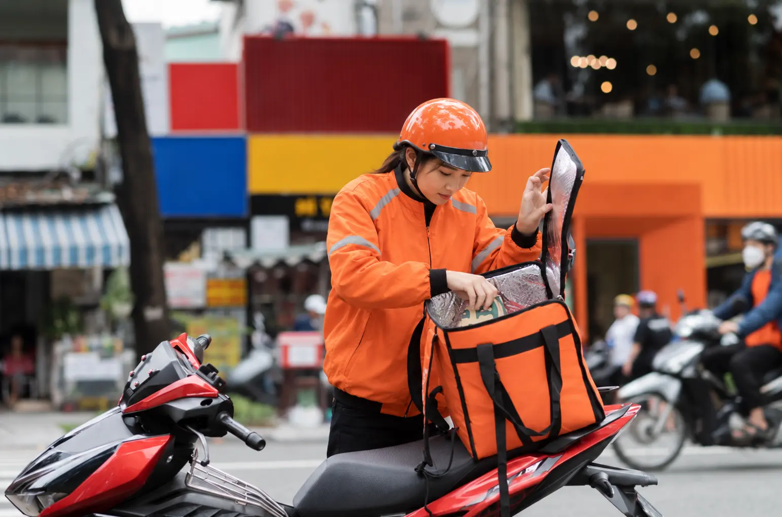 Tài xế kiểm tra túi giao hàng trước khi chạy