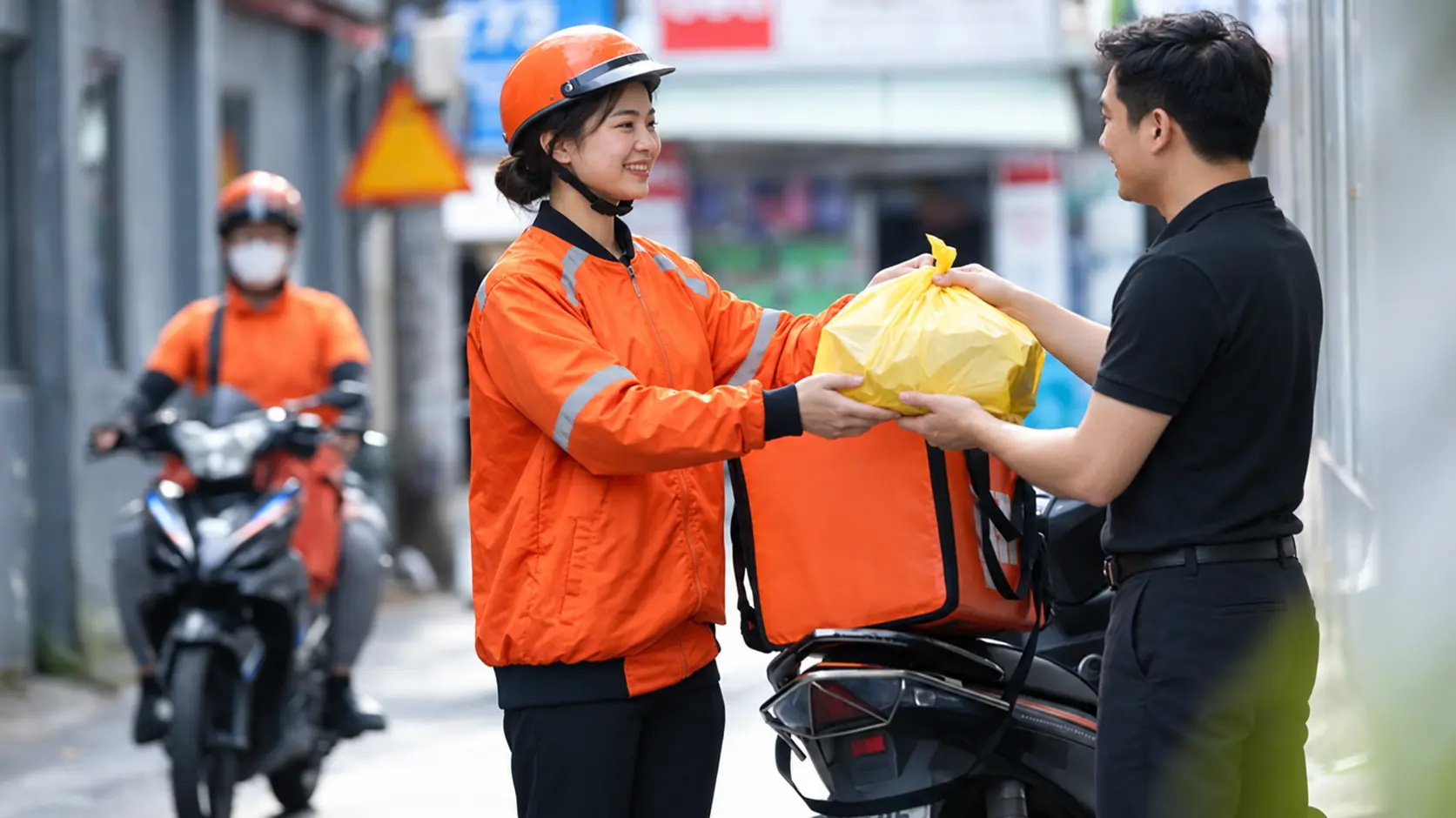 Tài xế bàn giao đơn hàng trong khu phố